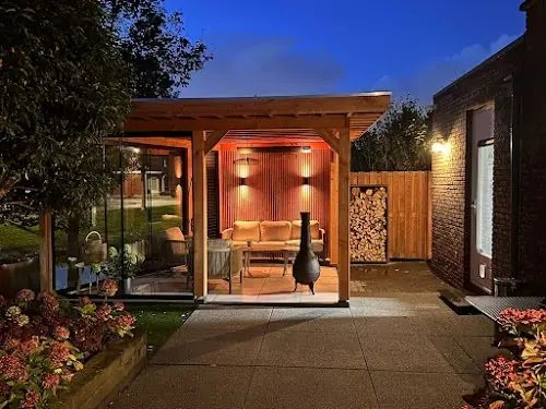 Tuin met veranda en sfeervolle avondverlichting