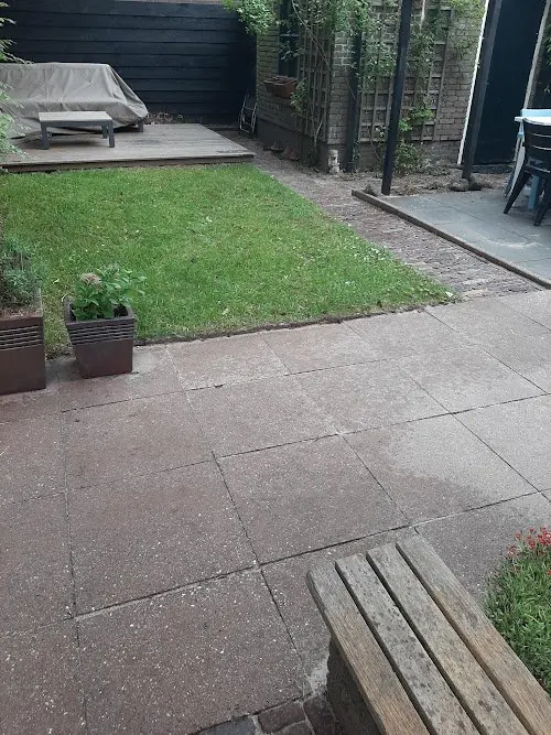 Patio met bestrating en gazon, aangelegd door Groene Uitdagingen